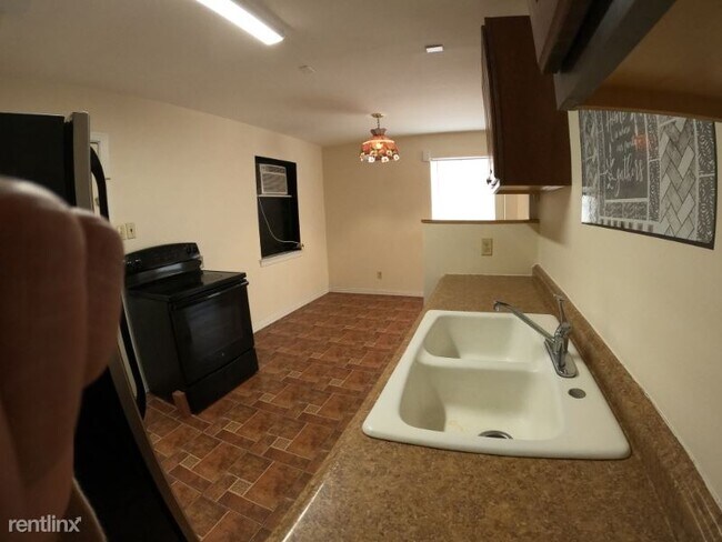 Foto del edificio - 2 br, 1 bath Townhome - 143 Hubbard