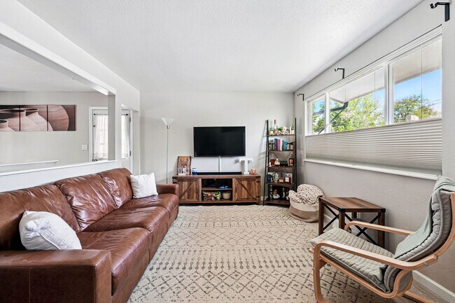 Foto del edificio - Updated 4-Bedroom Home with Large Backyard...