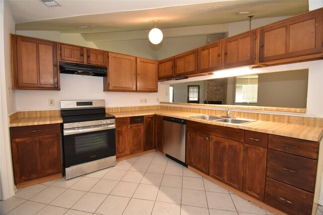 Building Photo - 15926 Pfeiffer Dr