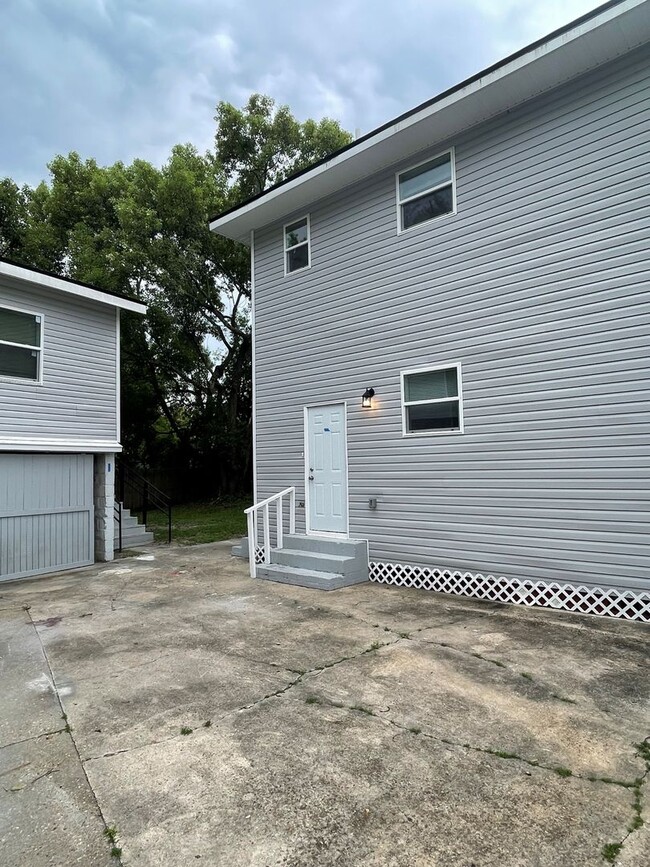 Foto del edificio - Duplex with Garage Apartment