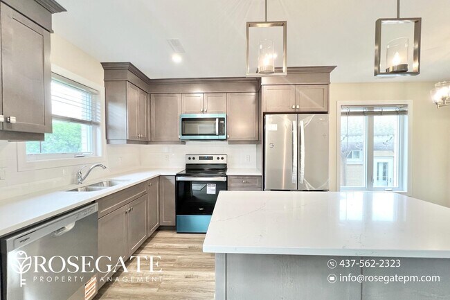 Building Photo - Spacious 3 Bed 2.5 Bath Semi-Detached Home...