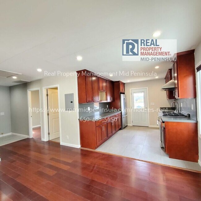 Building Photo - Beautiful 2 Bedroom / 1 Bath Duplex in Sou...