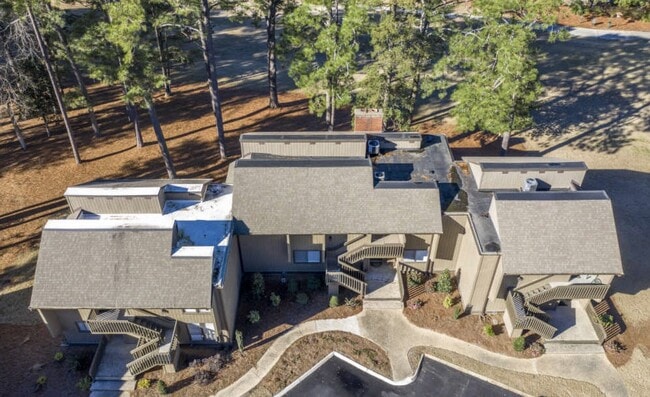 Building Photo - 10 Pine Tree Rd