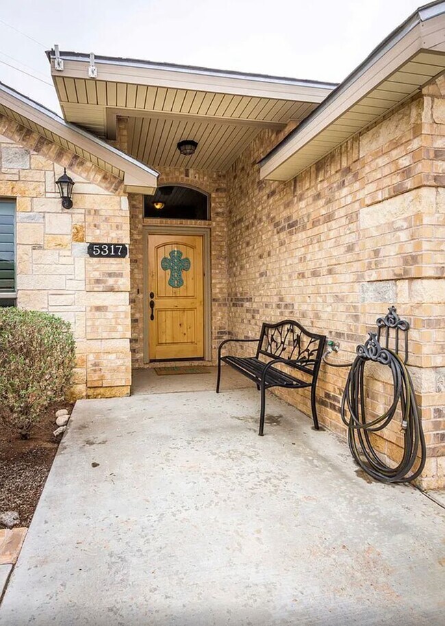 Building Photo - Beautiful large brick home in Green Tree N...