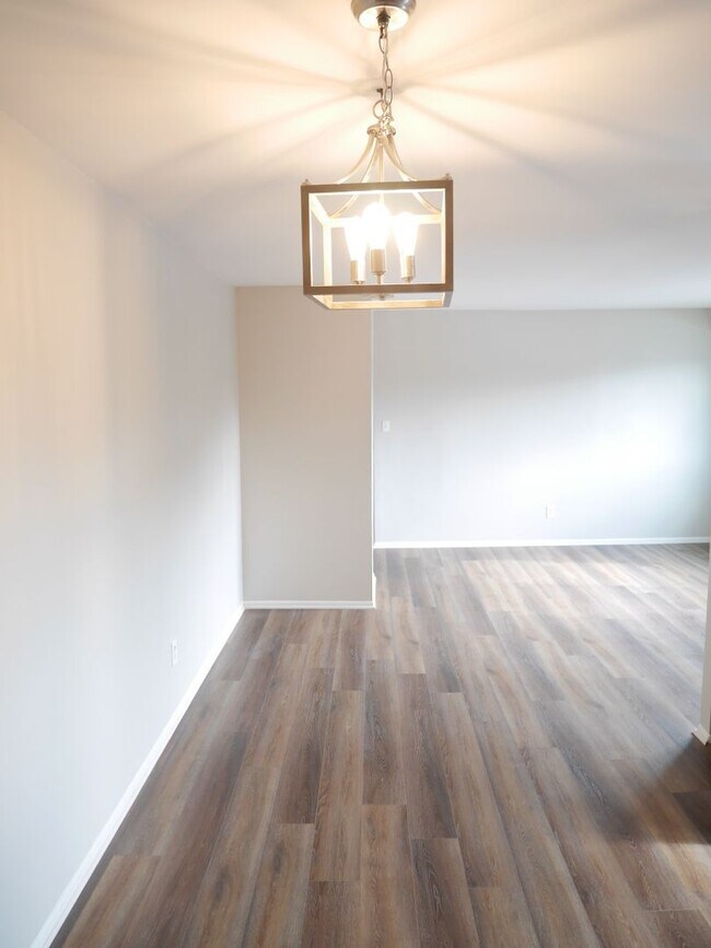 Building Photo - Two Bedroom 2nd Floor Condo- Reisterstown, MD
