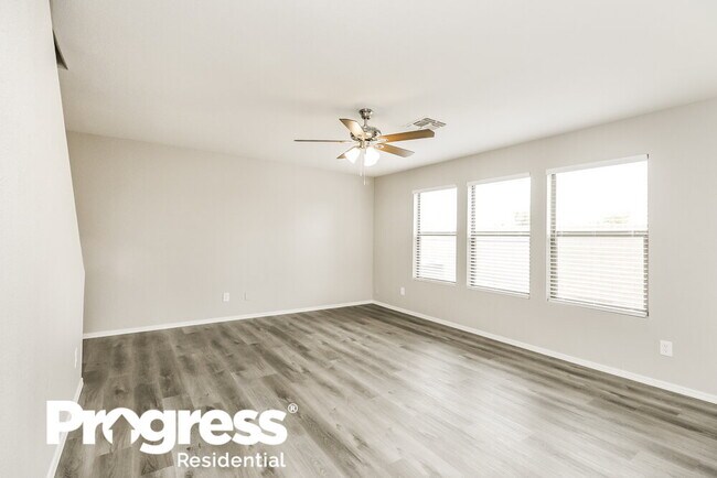 Building Photo - 2236 E Spruce Dr