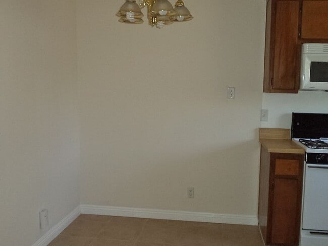Building Photo - "Charming 2-Bedroom Retreat with Spacious ...