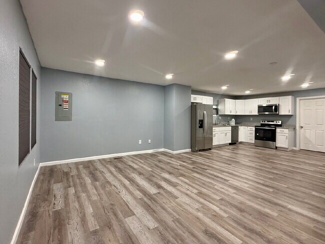 Building Photo - Updated 4 bedroom 2 bath home!