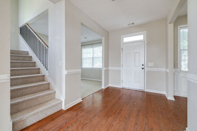 Building Photo - Beautiful Custom Home on Golf Course