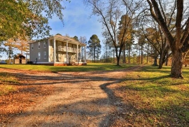 Building Photo - Welcome home to Greenville's Perfect Colon...