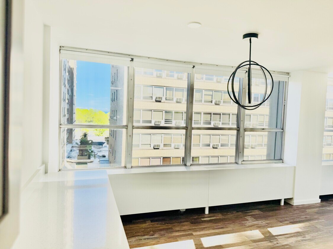 Foto principal - 655 W Irving Park Rd