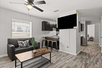 Building Photo - 2114 Main St