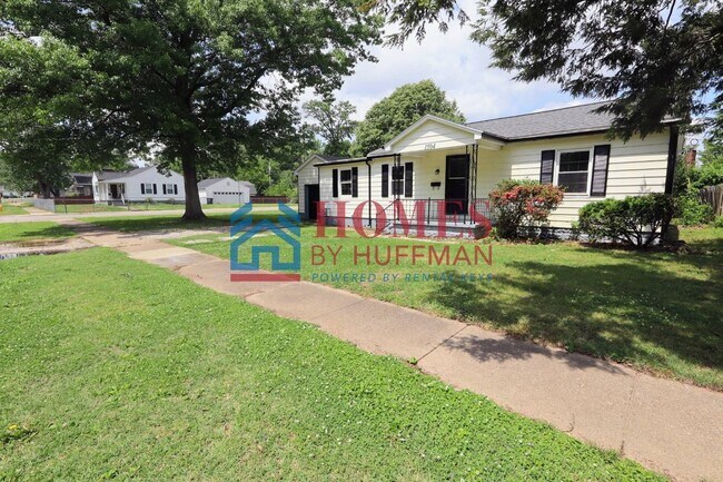 Foto del edificio - Three Bedroom House | Large Backyard