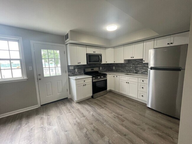 Building Photo - Beautifully Renovated 3 Bed/2 Bath in Roya...