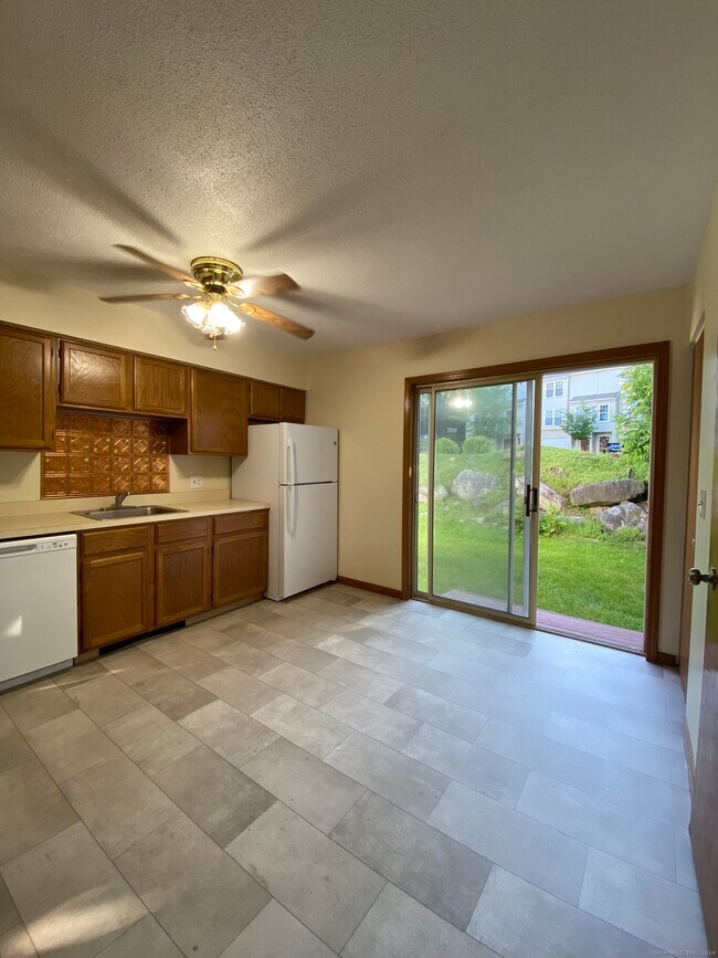 Foto del edificio - 24 Deerwood Ln