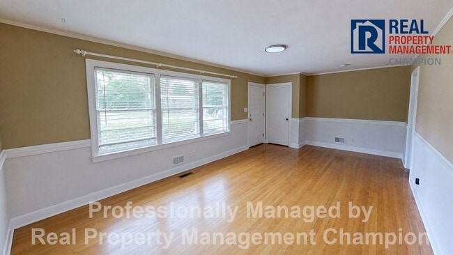 Building Photo - Great 3 BD/1 BA Ranch Style Home w/Large Yard