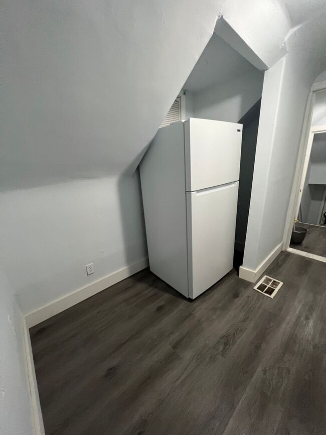 Building Photo - Welcome to this charming 2-bedroom, 1-bath...