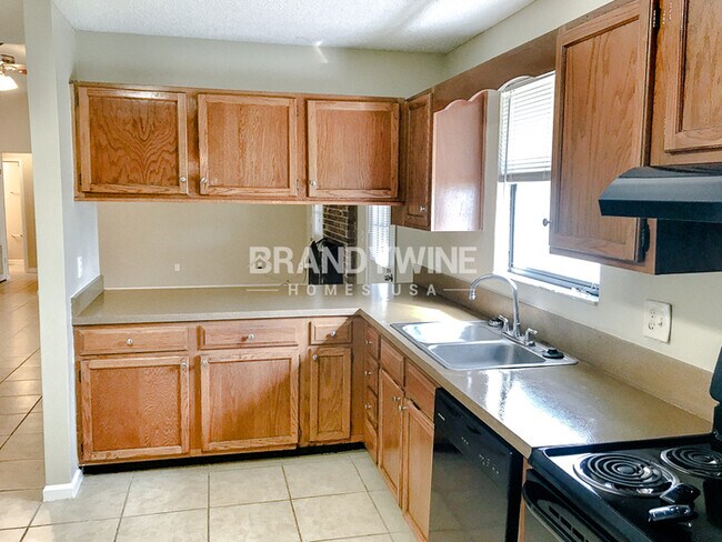 Foto del edificio - New Year, New Space: Schedule a Tour of Yo...