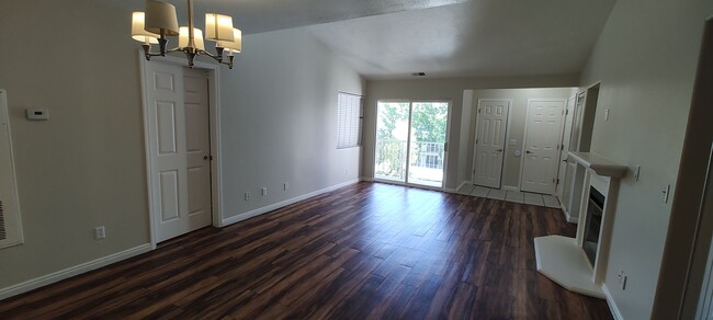 Building Photo - Adorable Home!!! $500 OFF FIRST MONTHS RENT!