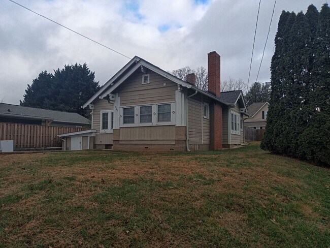 Foto del edificio - Gorgeous house walking distance from Biltmore Village available now!