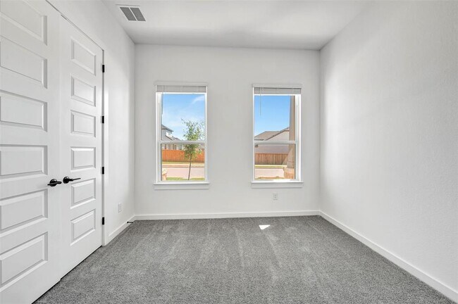 Foto del edificio - 394 Bishop Wood Rd
