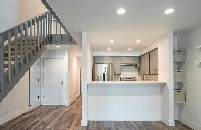 Building Photo - Well-Appointed Unit with Quality Finishes