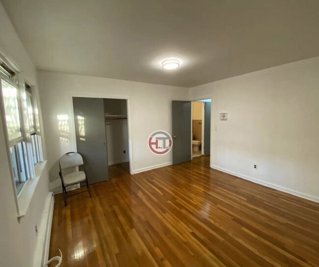 Building Photo - 2817 Roebling Ave