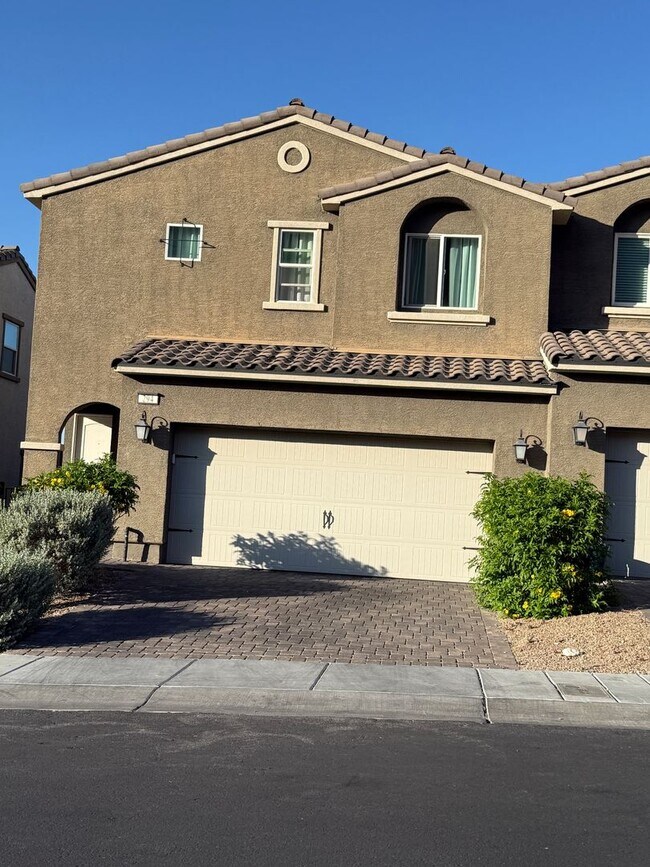 Building Photo - Magnificent Townhome Located In Quail Ridge Community!