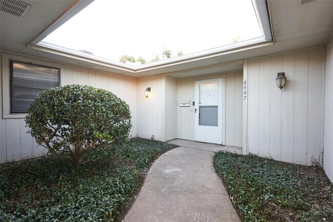 Building Photo - 4447 Altamesa Blvd