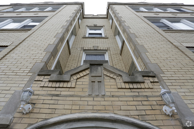 Building Photo - 2855 N Hamlin Ave