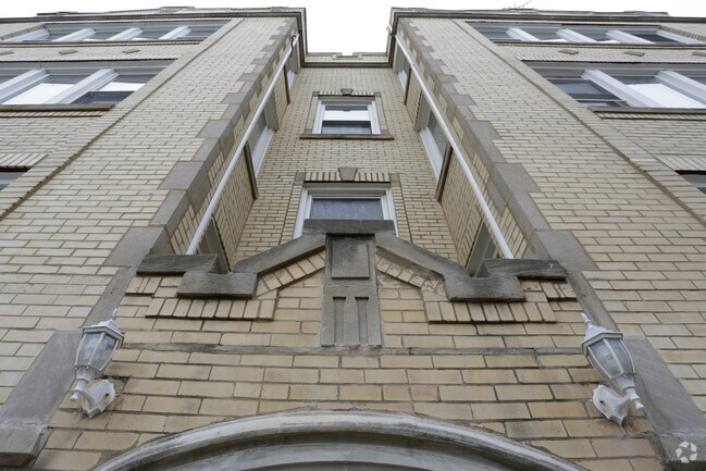 Foto del edificio - 2855 N Hamlin Ave
