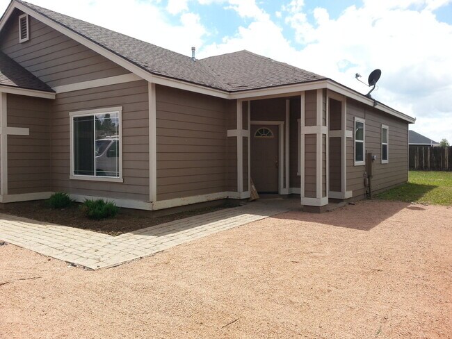 Building Photo - (LEASE PENDING) 3-Bedroom Bellemont House ...