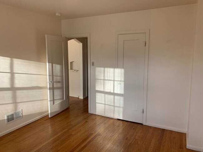 Building Photo - 2 BEDROOM, 1 BATHROOM APARTMENT NEAR ALTA ...
