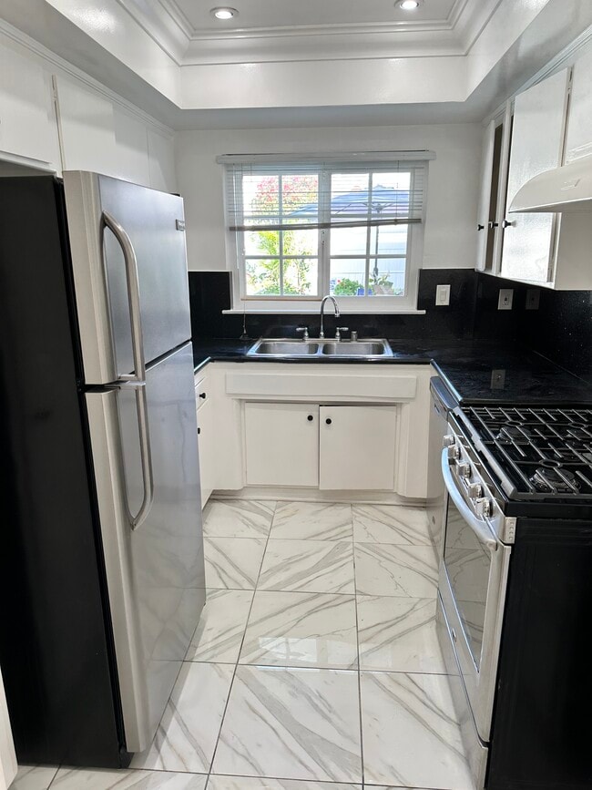 Building Photo - 8576 Holloway Dr