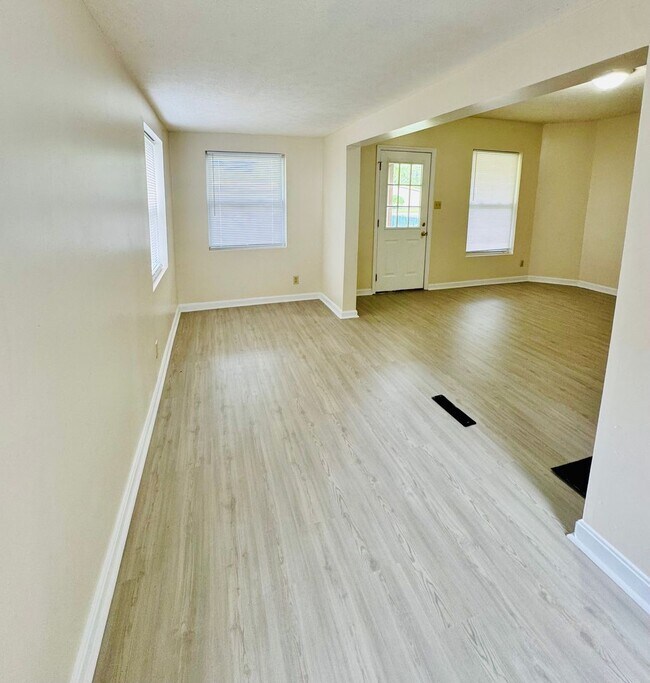 Foto del edificio - Like new with 2 car garage!