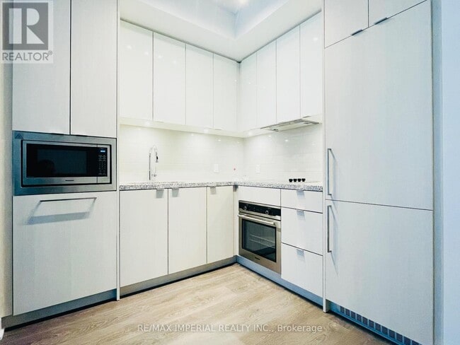 Building Photo - 125-3125 Blue Jays Way