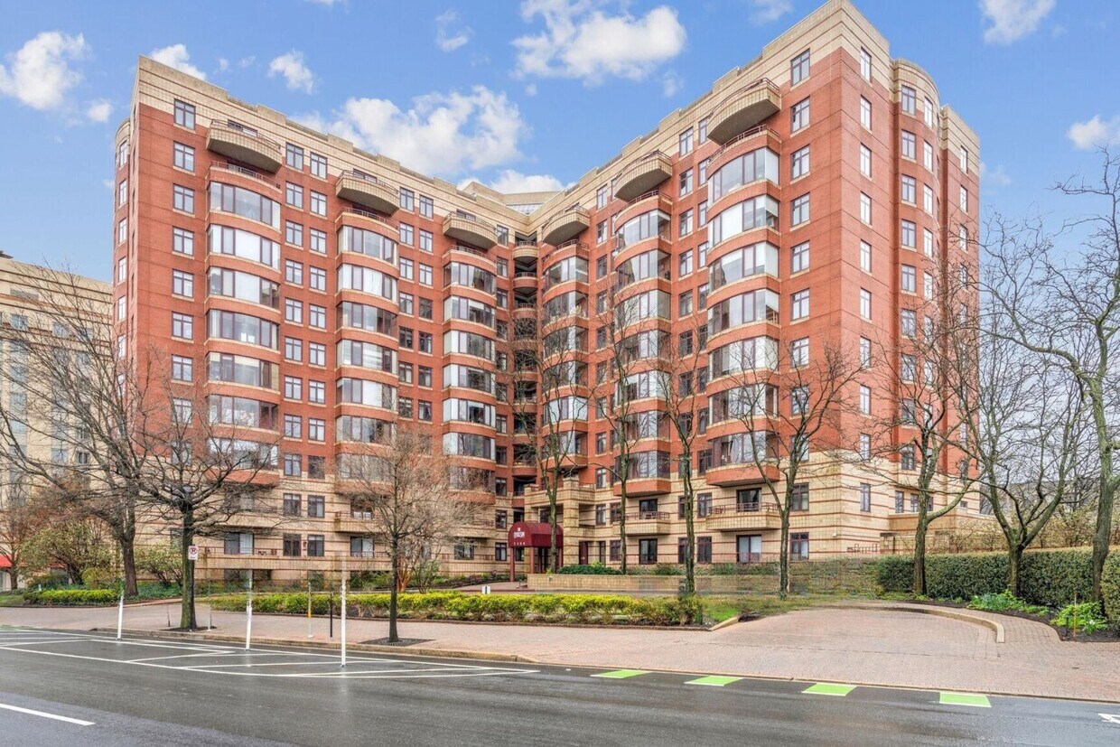Foto principal - 2400 Clarendon Blvd