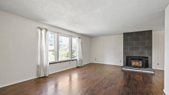 Foto del edificio - Charming 4-Bedroom Home with Garden – Available for Rent or Sale!
