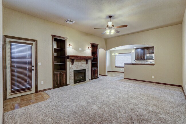 Building Photo - Available Mid-April in Moore!