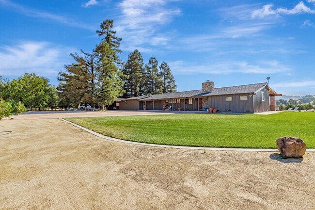Foto del edificio - 9270 Linda Vista Ln