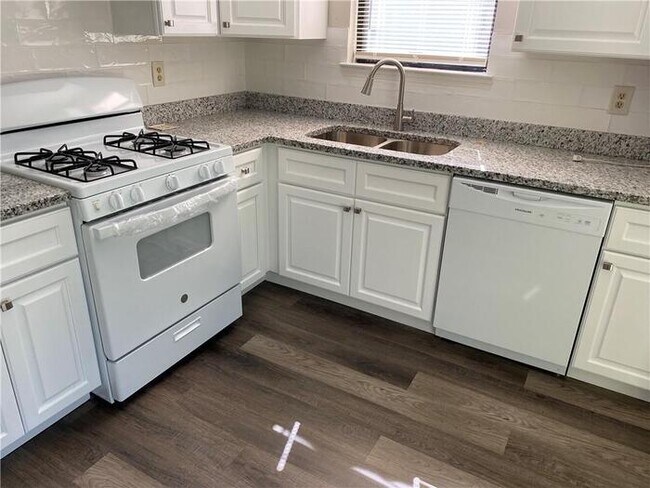 Building Photo - 2 Bedroom 2 Bathroom Townhome