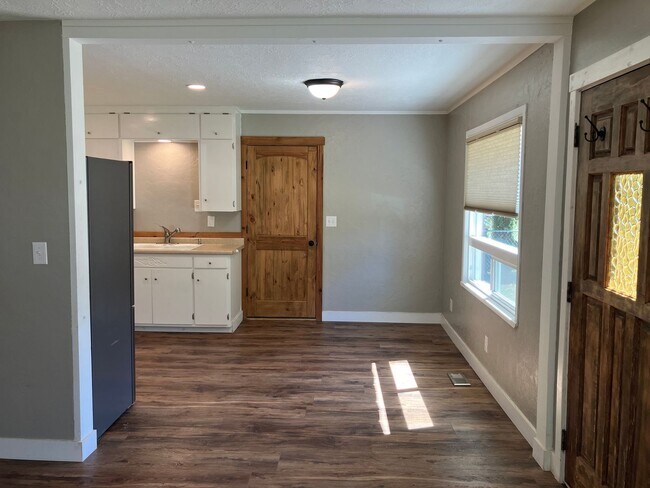 Foto del edificio - Cozy Three Bedroom Home in South Salem
