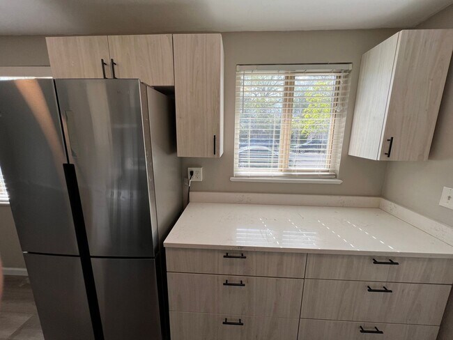 Foto del edificio - Beautifully Renovated 3 Bedroom; Right on ...