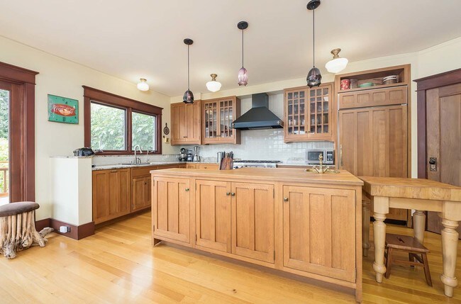 Building Photo - Spacious Fully Furnished Home with Hot Tub