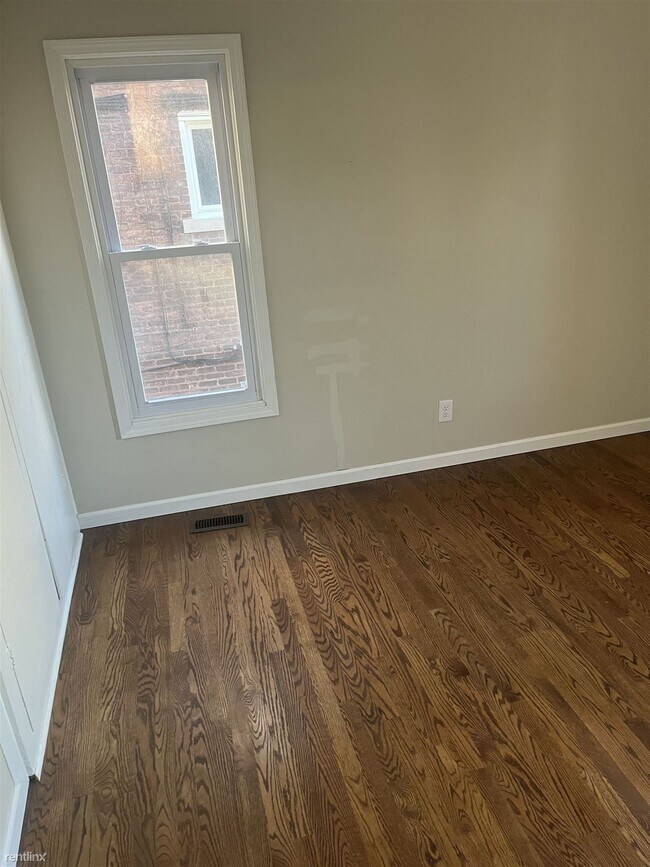Building Photo - 4 br, 1.5 bath Duplex - 424 Piper Blvd