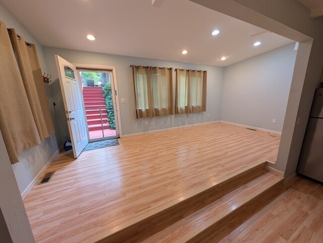 Building Photo - 973 Sharon Ln