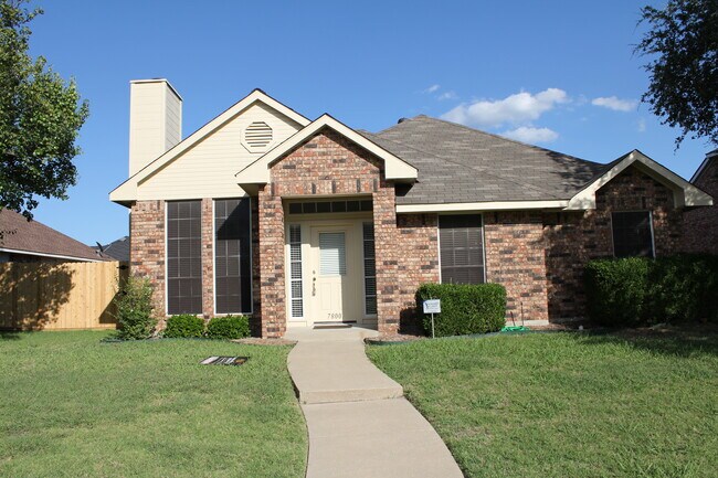 Foto del edificio - 7800 Kings Ridge Rd
