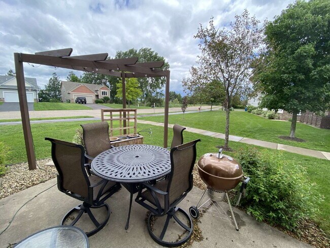 Foto del edificio - Roomy four-bed three-bath Townhome in Lino...