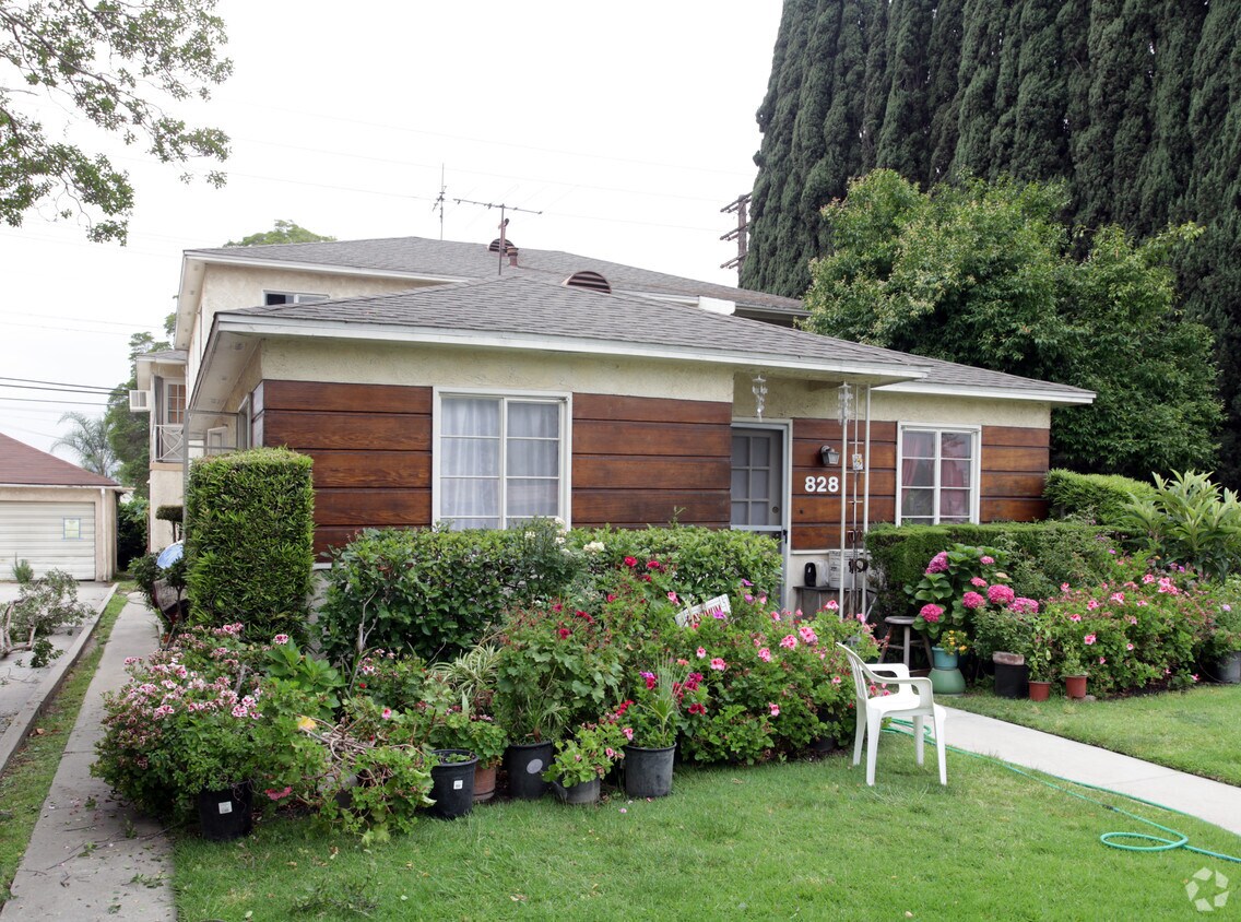 Building Photo - 828 W Glenoaks Blvd