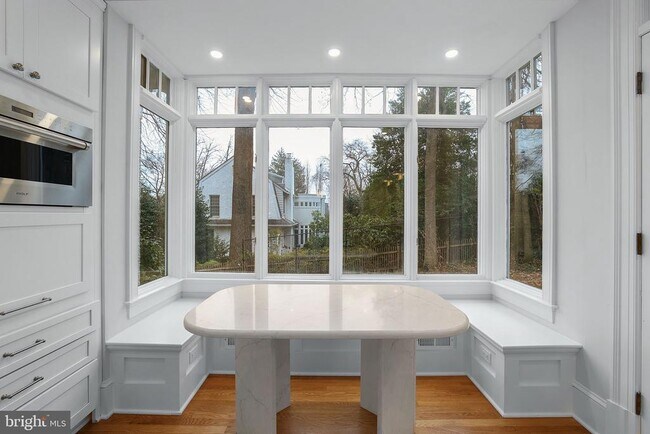 Foto del edificio - 3744 Huntington St NW